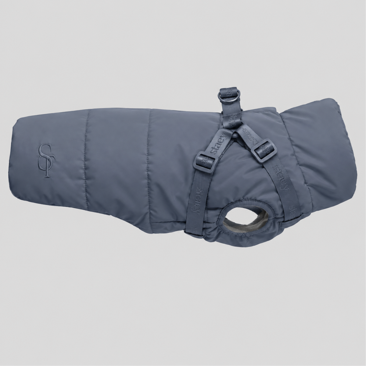 Vera-quiltet hundefrakke i Dusty Blue med indbygget sele