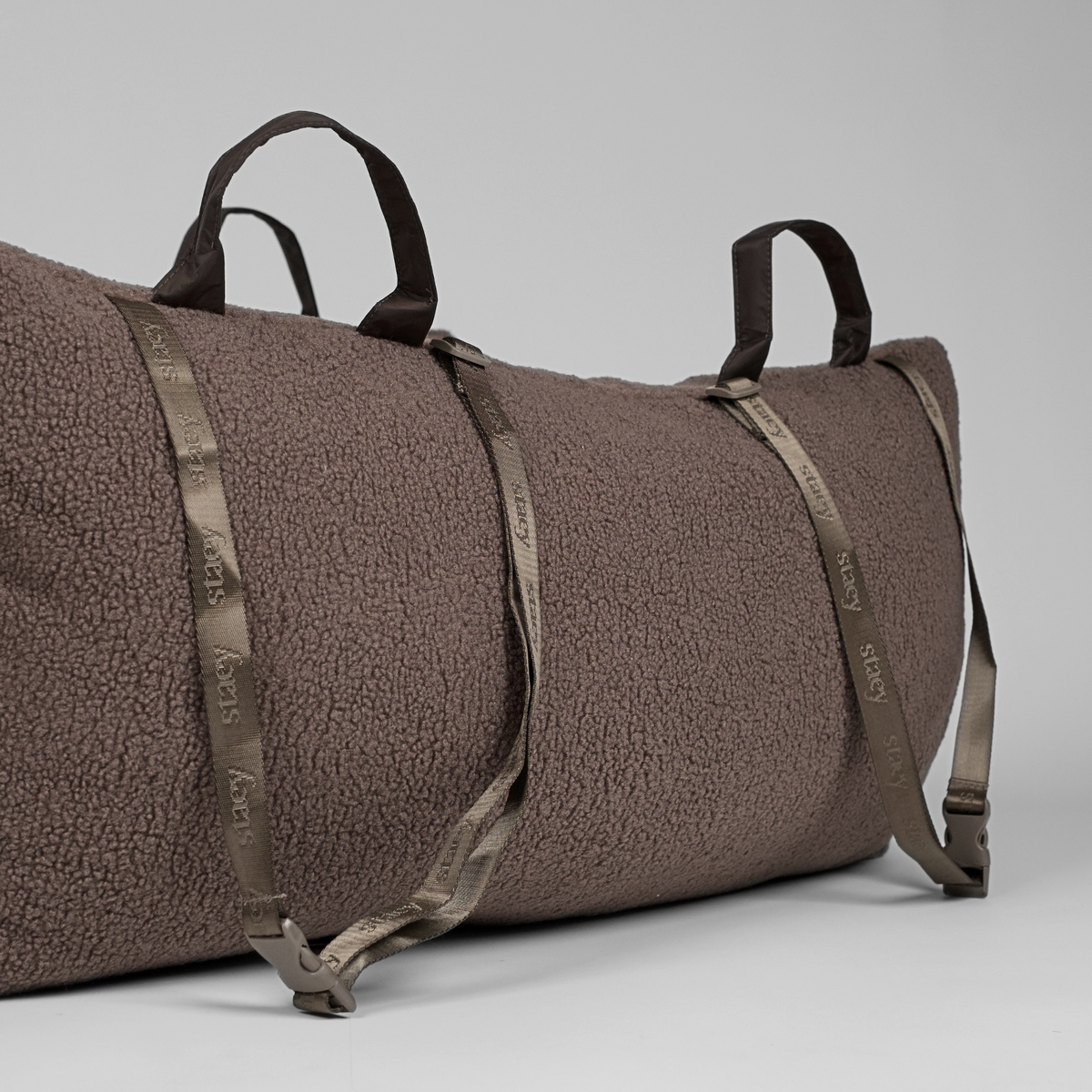 The Clara XXL teddy car seat with its fastening straps