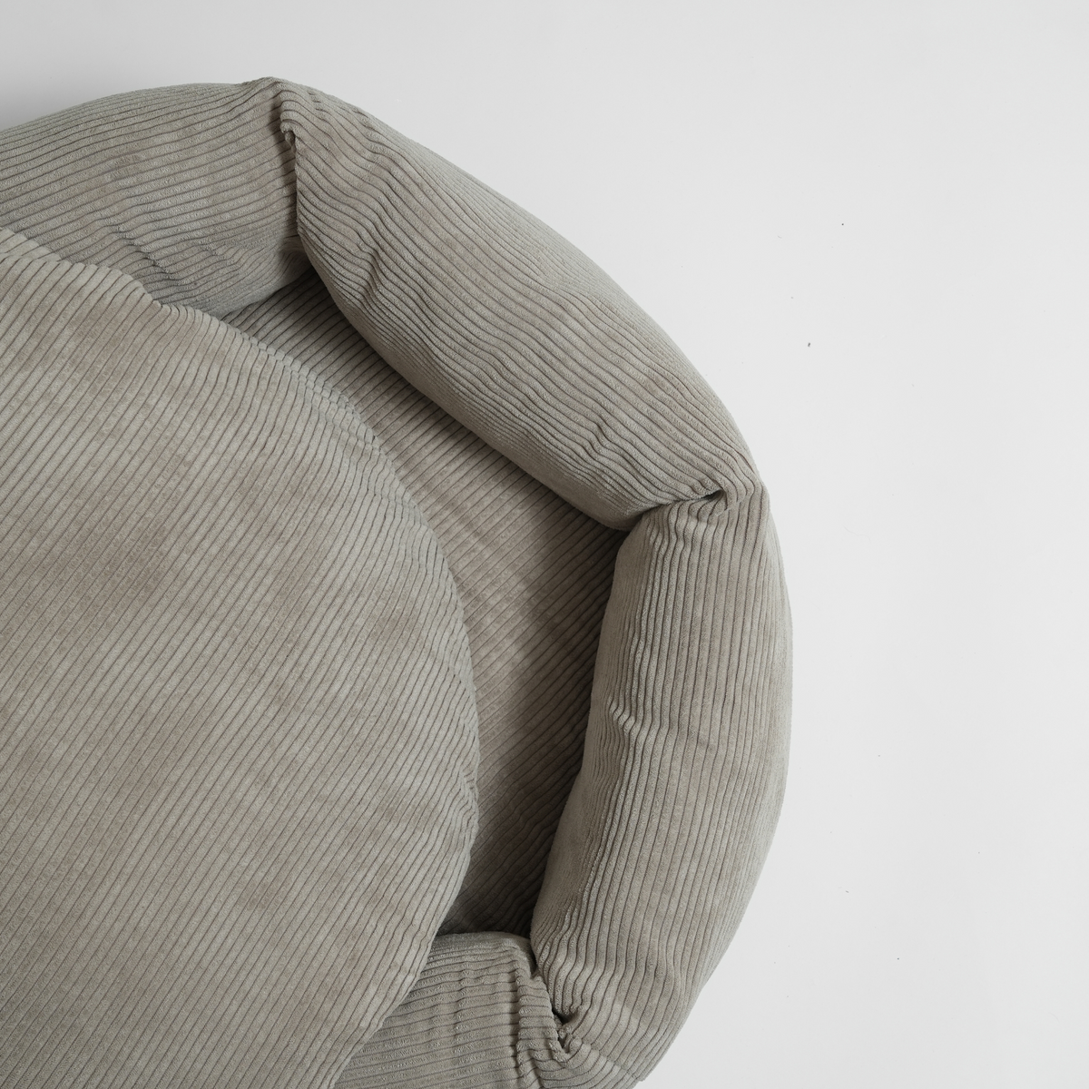 The dune corduroy dog bed seen from above