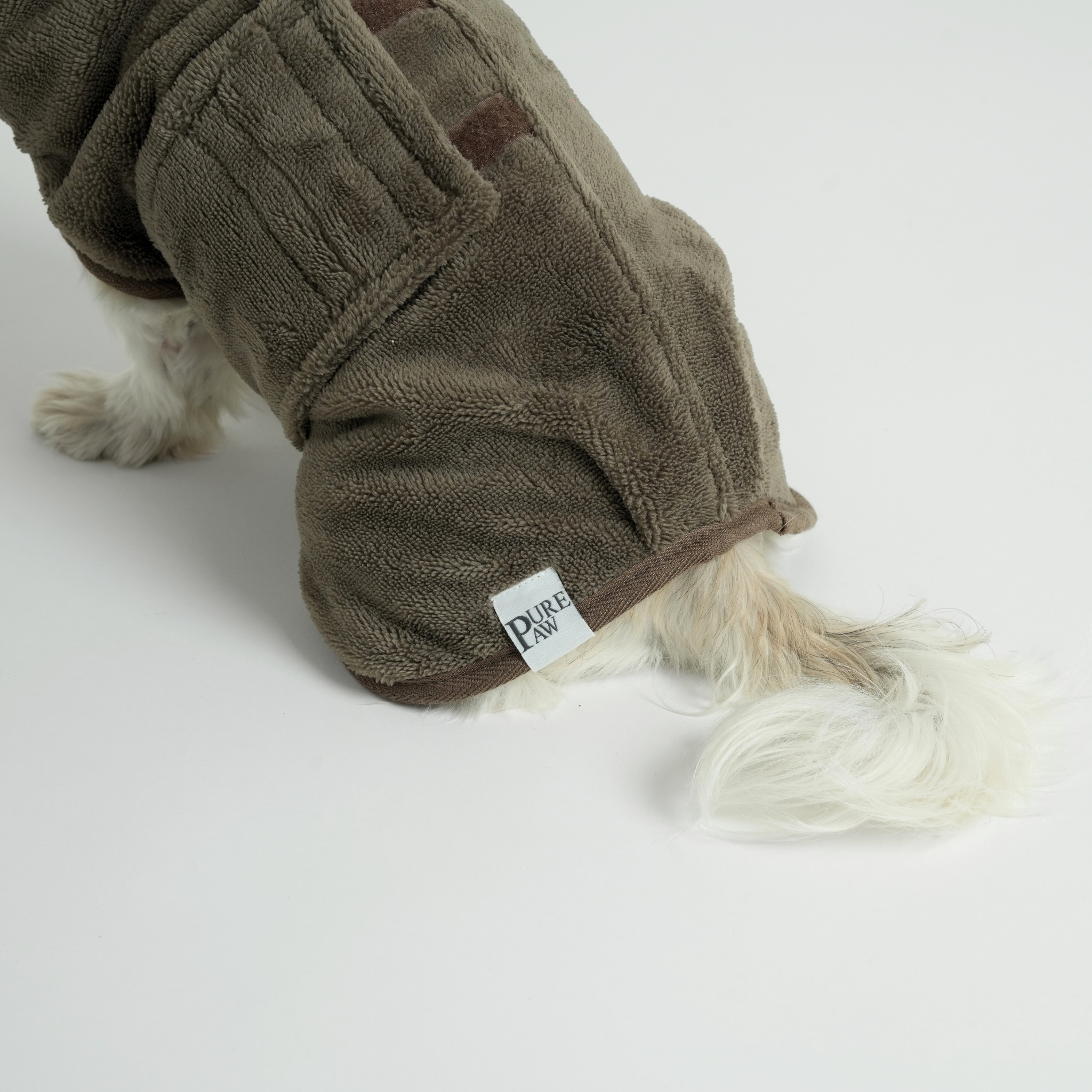 Brun bambus-hundekåbe med et synligt "PUREPAW"-mærke på hvid baggrund