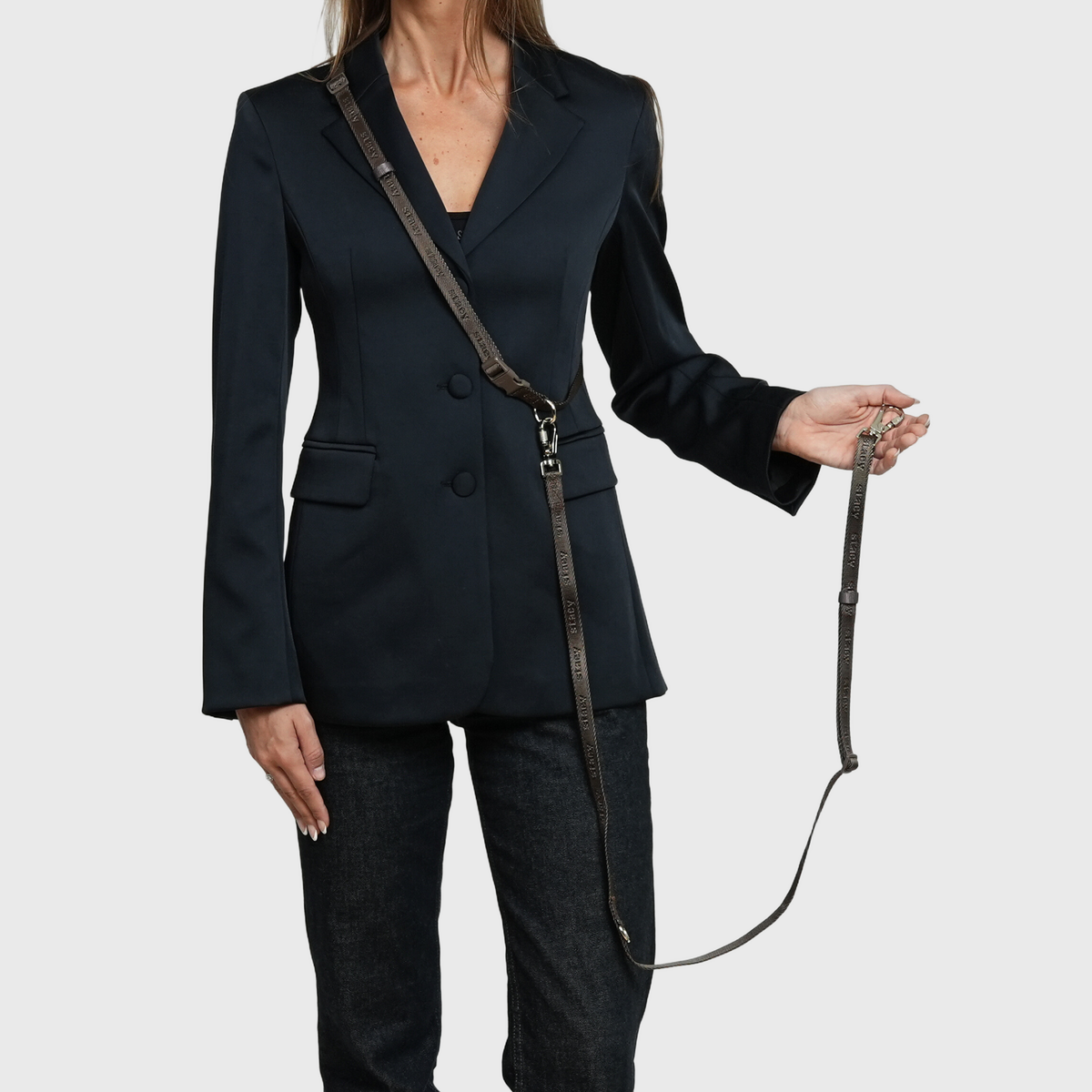 Woman holding the handle of the mocca hands-free leash