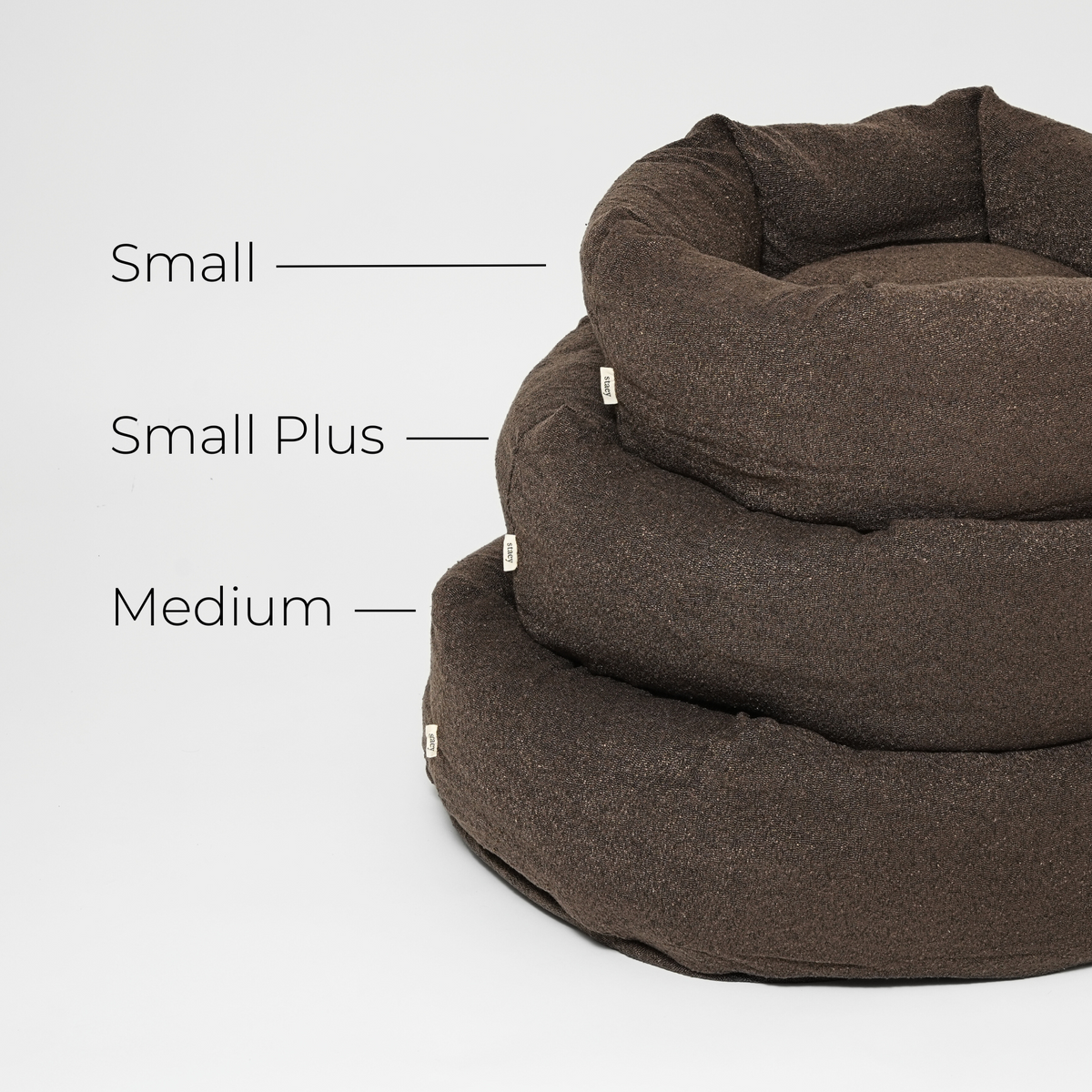 Størrelsesguide, der viser hundesengen i Chestnut Bouclé i størrelserne Small, Small Plus og Medium, stablet oven på hinanden