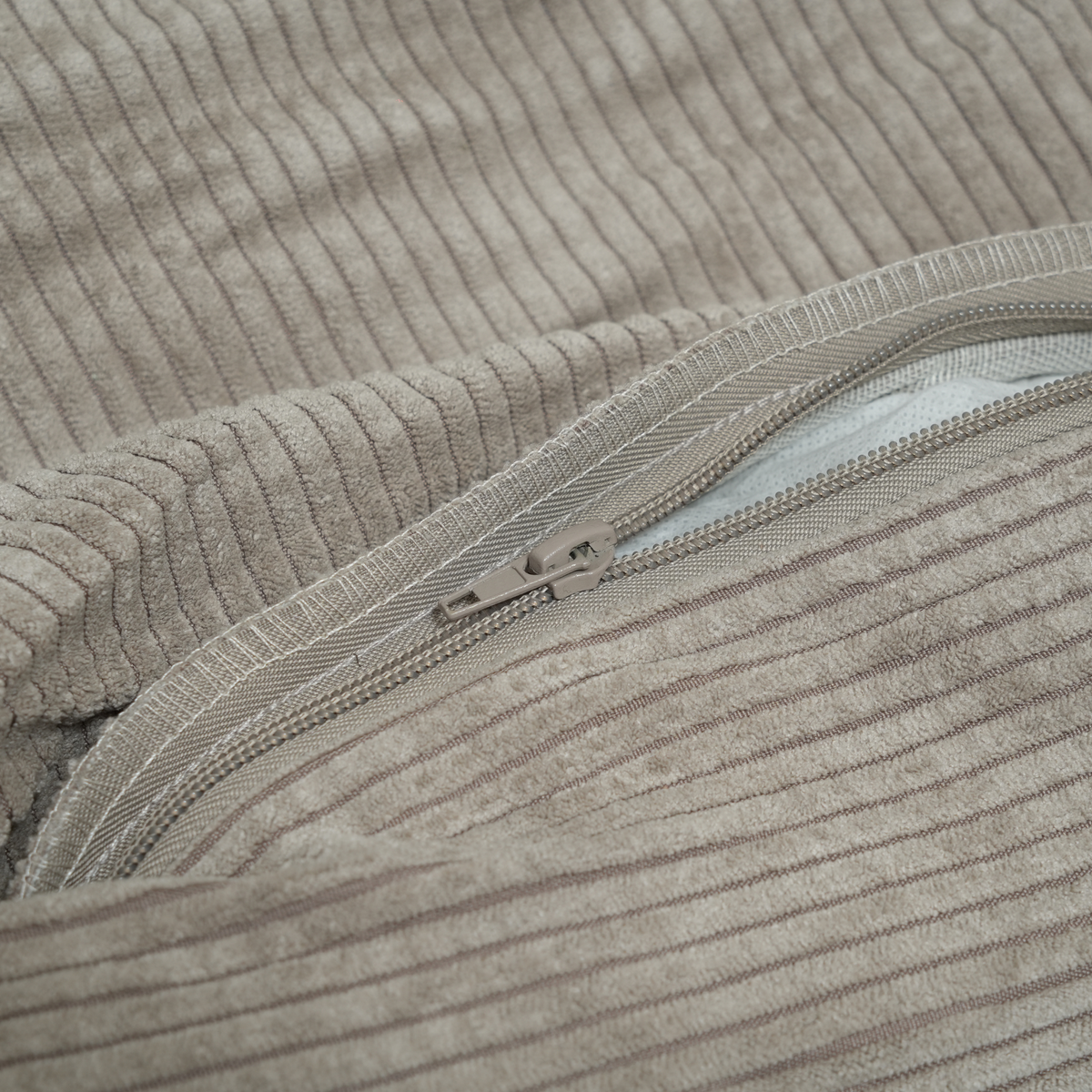 Close-up of the zip on the removable cover of the dune corduroy dog bed