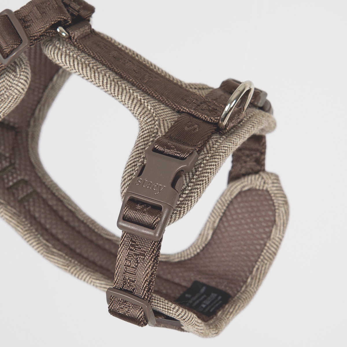 Close-up of the buckle and padded panel on the mocca Numa harness